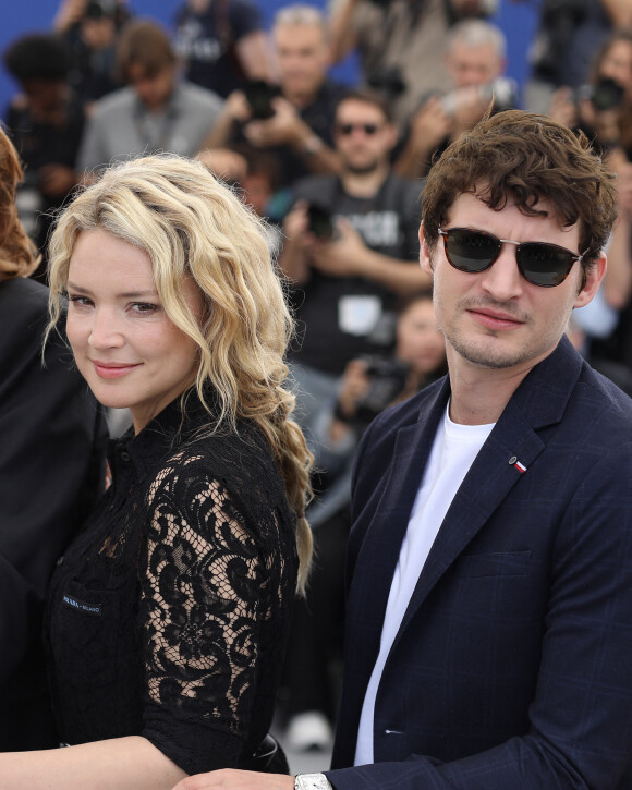 Virginie Efira et son compagnon Niels Schneider au photocall de "Sibyl" lors du 72e Festival International du Film de Cannes. © Dominique Jacovides/Bestimage