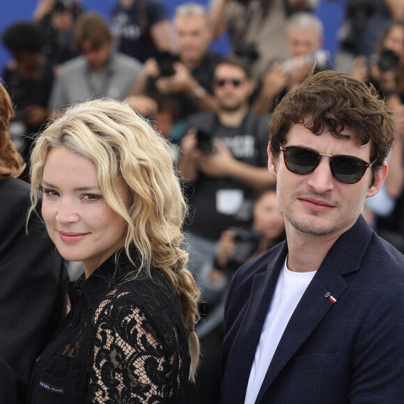 Virginie Efira et son compagnon Niels Schneider au photocall de "Sibyl" lors du 72e Festival International du Film de Cannes. © Dominique Jacovides/Bestimage