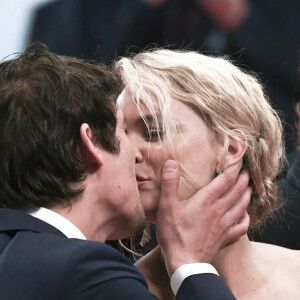 Virginie Efira et son compagnon Niels Schneider à la première de "Sibyl" lors du 72e Festival International du Film de Cannes, le 24 mai 2019.