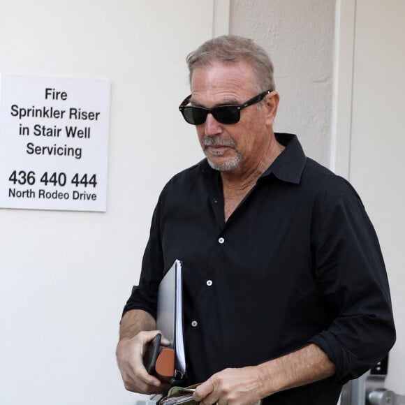 Kevin Costner quitte un cabinet de dermatologie à Los Angeles, le 15 janvier 2020.