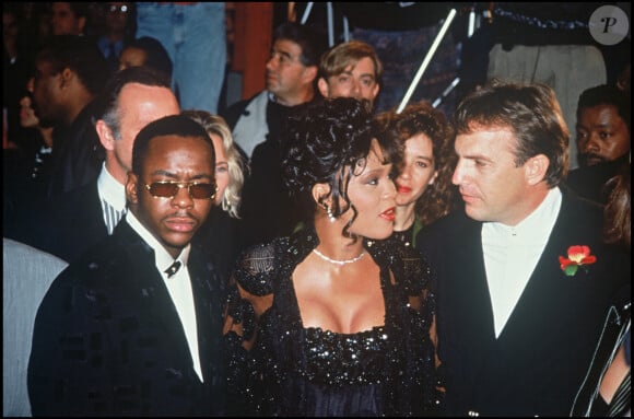 Archives - Bobby Brown, sa femme Whitney Houston et Kevin Costner lors d'une soirée en 1992