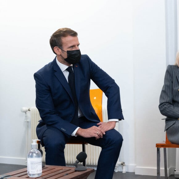 le Président Emmanuel Macron et sa femme Brigitte Macron visitent la plateforme Handicap Repit des aidants (Phare) à Paris le 6 octobre 2020. © Jacques Witt/Pool/Bestimage 