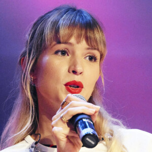 La chanteuse Angèle donne un concert au piano - 3ème édition de l'évènement "Run to kick" (dont le but est de collecter des fonds et de financer des projets de recherche innovants contre le cancer pédiatrique) à Louvain-la-Neuve en Belgique, le 27 septembre 2020.