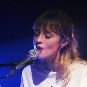 La chanteuse Angèle donne un concert au piano - 3ème édition de l'évènement "Run to kick" (dont le but est de collecter des fonds et de financer des projets de recherche innovants contre le cancer pédiatrique) à Louvain-la-Neuve en Belgique, le 27 septembre 2020.