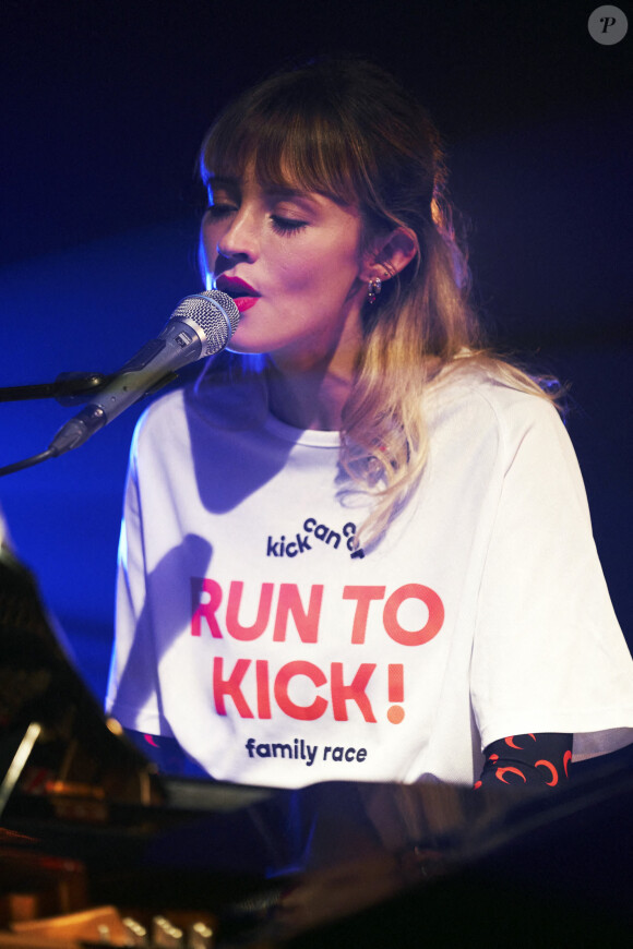 La chanteuse Angèle donne un concert au piano - 3ème édition de l'évènement "Run to kick" (dont le but est de collecter des fonds et de financer des projets de recherche innovants contre le cancer pédiatrique) à Louvain-la-Neuve en Belgique, le 27 septembre 2020.