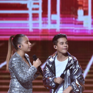 Exclusif - Les Kids United, Moundir et Erika Moulet - Enregistrement de l'émission "Tout le monde chante contre le cancer, les stars relèvent le défi" au Palais des Congrès à Paris, qui sera diffusée le 2 janvier 2020 en prime time sur W9. Le 25 novembre 2019 Pour cette 5ème édition : L'association Tout le monde contre le cancer vous emmène dans une soirée pleine de surprises et d'émotions. 2500 personnes se sont réunies autour d'une trentaine d'artistes présents afin de partager un moment convivial. Des personnalités de tous les milieux artistiques vont relever le défi d'interpréter une chanson accompagnée par des chanteuses et chanteurs talentueux. Tout au long du show Nicolas Rossignol, président de l'association Tout le monde contre le cancer prendra la parole afin de lancer l'opération annuelle "  100 noëls dans 100 hôpitaux " . Le but de cette opération : offrir le plus beau des noëls aux enfants malades et leur famille dans 100 hôpitaux et Maisons de Parents en France. 20 000 cadeaux seront offerts et une cinquantaine de noël seront organisés dans différents hôpitaux de France à travers des gouters, magiciens, chanteur le tout décoré aux couleurs de Noël. © Giancarlo Gorassini / Bestimage 