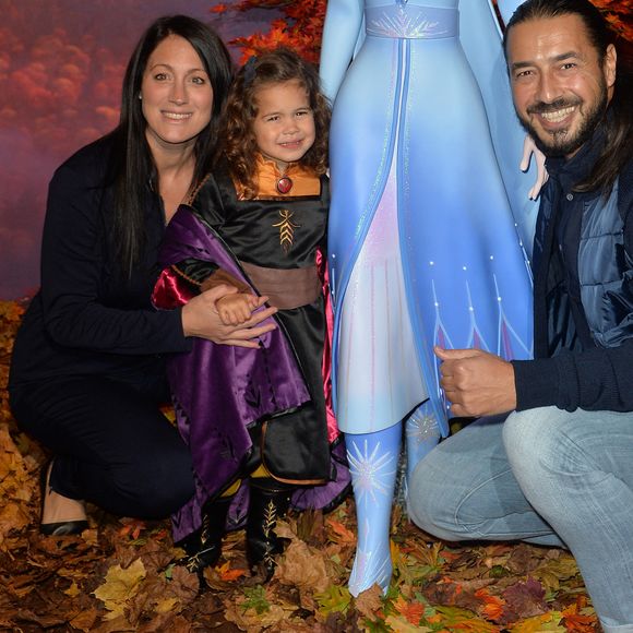 Moundir avec sa femme Inès et leur fille Aliya - Projection exceptionelle de "La Reine des Neiges 2 " au Grand Rex à Paris le 13 novembre 2019. © Veeren Ramsamy/Bestimage