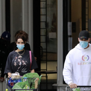 Exclusif - Nabilla Benattia et son compagnon Thomas Vergara sont allés faire des courses au supermarché Gelson au Century Mall. Le 23 juillet 2020 