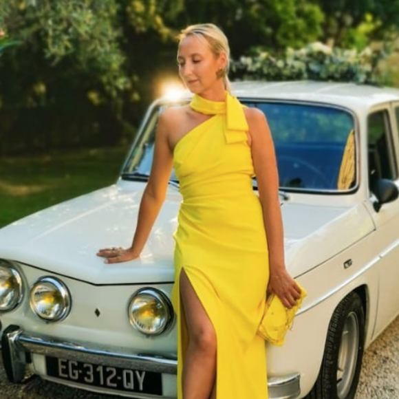 Audrey Lamy, sublime en robe jaune Paule Ka et sandales Stuart Weitzman.