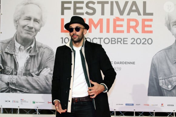 JR lors du photocall de la cérémonie d'ouverture de la 12e édition du festival Lumière à la Halle Tony Garnier à Lyon le 10 octobre 2020. © Pascal Fayolle / Bestimage
