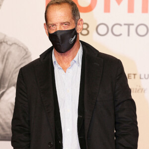 Vincent Lindon lors du photocall de la cérémonie d'ouverture de la 12e édition du festival Lumière à la Halle Tony Garnier à Lyon le 10 octobre 2020. © Pascal Fayolle / Bestimage
