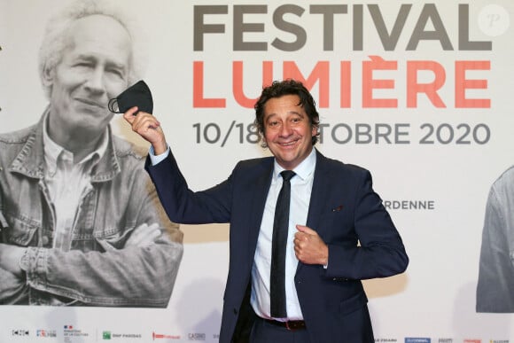 Laurent Gerra lors du photocall de la cérémonie d'ouverture de la 12e édition du festival Lumière à la Halle Tony Garnier à Lyon le 10 octobre 2020. © Pascal Fayolle / Bestimage