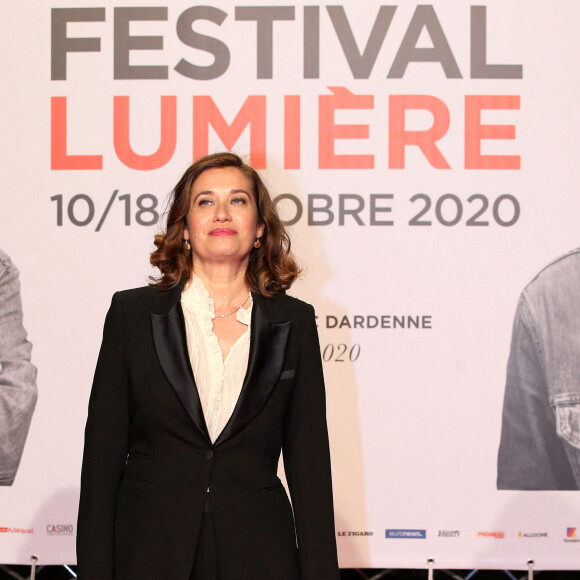 Emmanuelle Devos lors du photocall de la cérémonie d'ouverture de la 12e édition du festival Lumière à la Halle Tony Garnier à Lyon le 10 octobre 2020. © Pascal Fayolle / Bestimage
