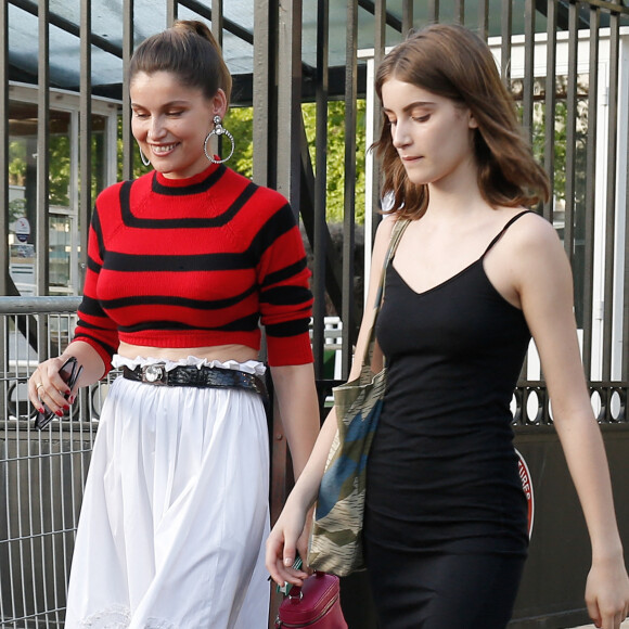 Laetitia Casta et sa fille Sahteene Sednaoui au défilé Miu Miu à la Fashion Week de Paris.