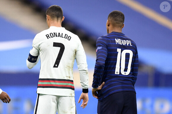 Cristiano Ronaldo et Kylian Mbappé lors du match de Ligue des Nations France / Portugal (0-0) au stade de France. Saint-Denis, le 11 octobre 2020. © FEP / Panoramic / Bestimage