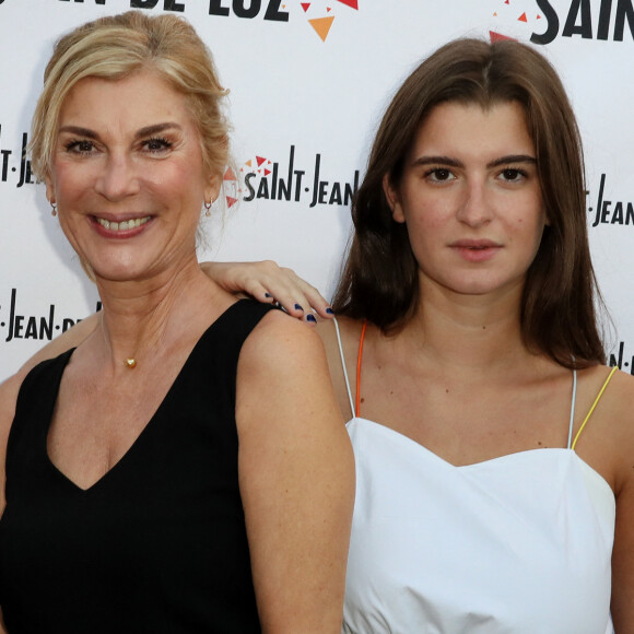 Semi-exclusif - Michèle Laroque présidente du jury et également réalisatrice et actrice de son film " Brillantissime" pose avec sa mère Doina, sa fille Oriane Deschamps et sa chienne Emy qui jouent dans le film, durant le 4ème Festival International du film de Saint-Jean-De-Luz le 7 Octobre 2017. © Patrick Bernard/Bestimage