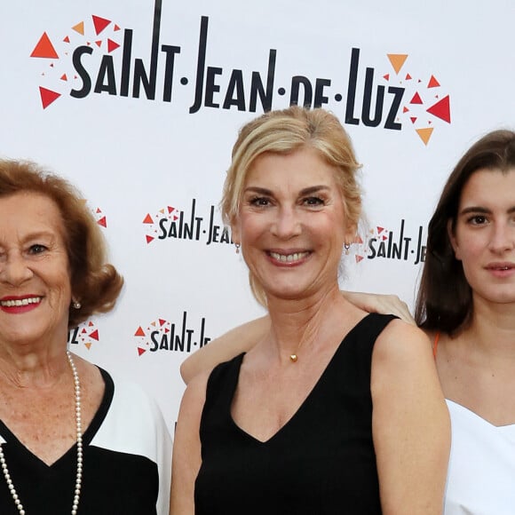 Semi-exclusif - Michèle Laroque présidente du jury et également réalisatrice et actrice de son film " Brillantissime" pose avec sa mère Doina, sa fille Oriane Deschamps et sa chienne Emy qui jouent dans le film, durant le 4ème Festival International du film de Saint-Jean-De-Luz le 7 Octobre 2017. © Patrick Bernard/Bestimage