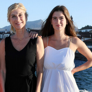 Michèle Laroque présidente du jury et également réalisatrice et actrice de son film " Brillantissime" pose avec sa mère Doina, sa fille Oriane Deschamps et sa chienne Emy qui jouent dans le film, durant le 4ème Festival International du film de Saint-Jean-De-Luz le 7 Octobre 2017. © Patrick Bernard/Bestimage