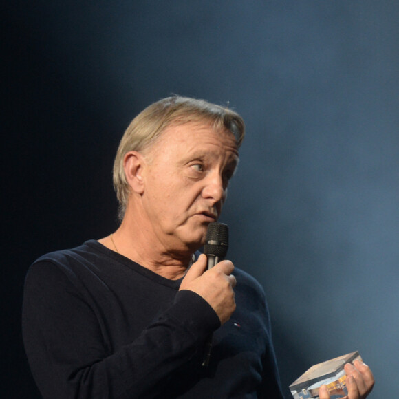 David Séchan remet le Prix Spécial de la Sacem à son frère le chanteur Renaud (Renaud Séchan) - Grand Prix Sacem 2018 à la salle Pleyel à Paris présenté par V. Dedienne, le 10 décembre 2018. © Veeren/Bestimage