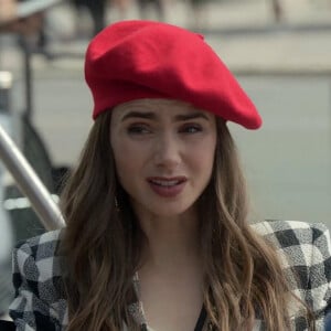 Lily Collins - Bande annonce de la série Netflix "Emily in Paris" créée par D.Star. Le 5 octobre 2020