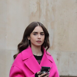 Lily Collins porte un ensemble rose fuchsia sur le tournage de la série Emily in Paris, le 5 novembre 2019.