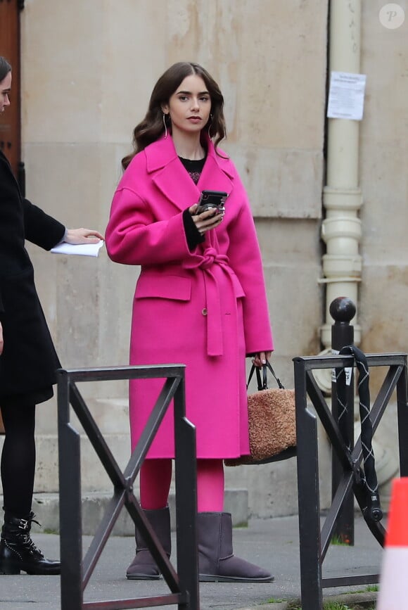 Lily Collins porte un ensemble rose fuchsia sur le tournage de la série Emily in Paris, le 5 novembre 2019.