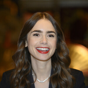 Lily Collins sur le tournage de la série Emily in Paris à Paris, France, le 27 septembre 2019