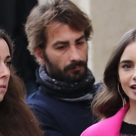 Lily Collins porte un ensemble rose fuchsia sur le tournage de la série Emily in Paris, le 5 novembre 2019.