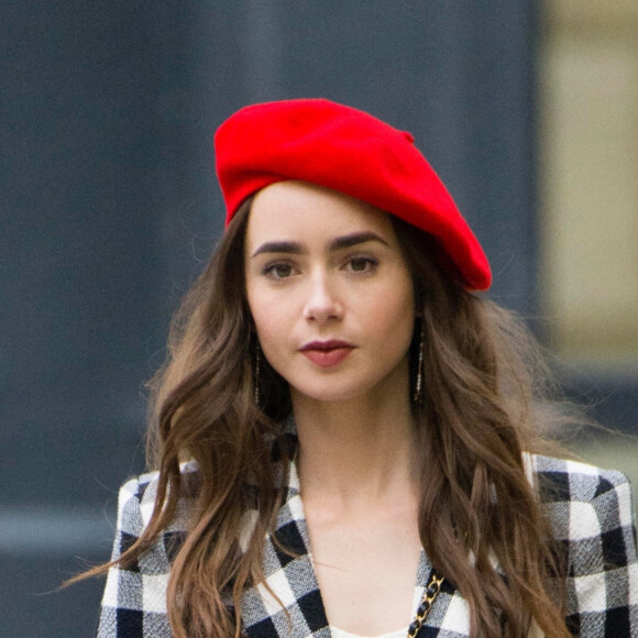 Lily Collins sur le tournage de la série 'Emily in Paris' à Paris. L'actrice a été aperçue dans des tenues différentes, le 14 août 2019.