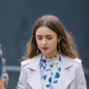 Lily Collins sur le tournage de la série 'Emily in Paris' à Paris. L'actrice a été aperçue dans des tenues différentes, le 14 août 2019.