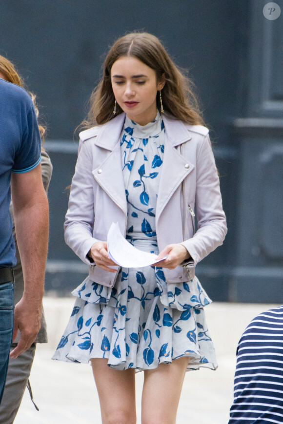 Lily Collins sur le tournage de la série 'Emily in Paris' à Paris. L'actrice a été aperçue dans des tenues différentes, le 14 août 2019.