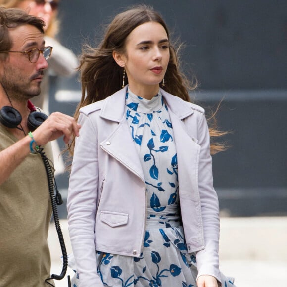 Lily Collins sur le tournage de la série 'Emily in Paris' à Paris. L'actrice a été aperçue dans des tenues différentes, le 14 août 2019.