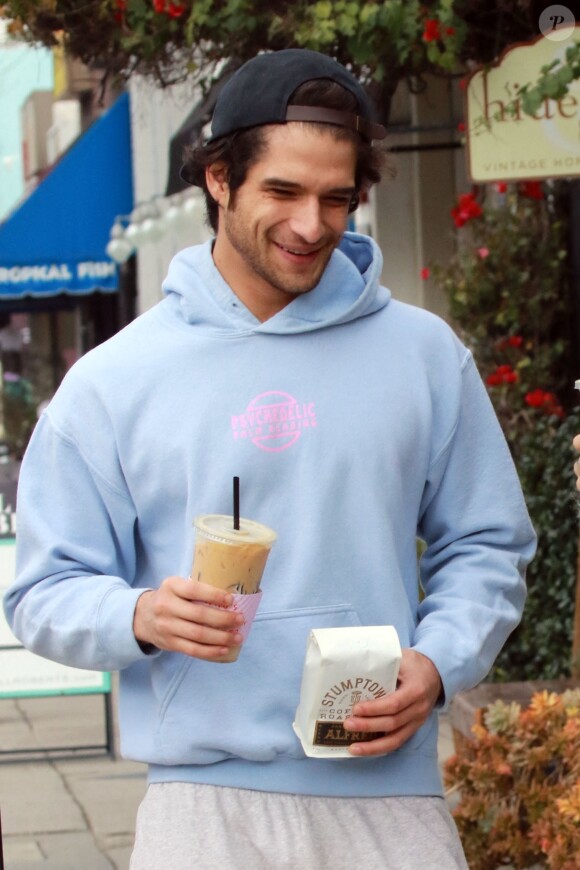L'acteur de la série Teen Wolf, Tyler Posey à la sortie d'un café avec une amie à Los Angeles le 1er Mars 2019. 