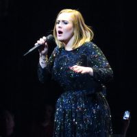 Adele toujours plus amincie : chemise moulante et déboutonnée pour afficher sa silhouette