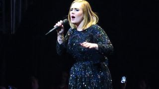 Adele toujours plus amincie : chemise moulante et déboutonnée pour afficher sa silhouette