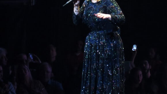 Adele toujours plus amincie : chemise moulante et déboutonnée pour afficher sa silhouette