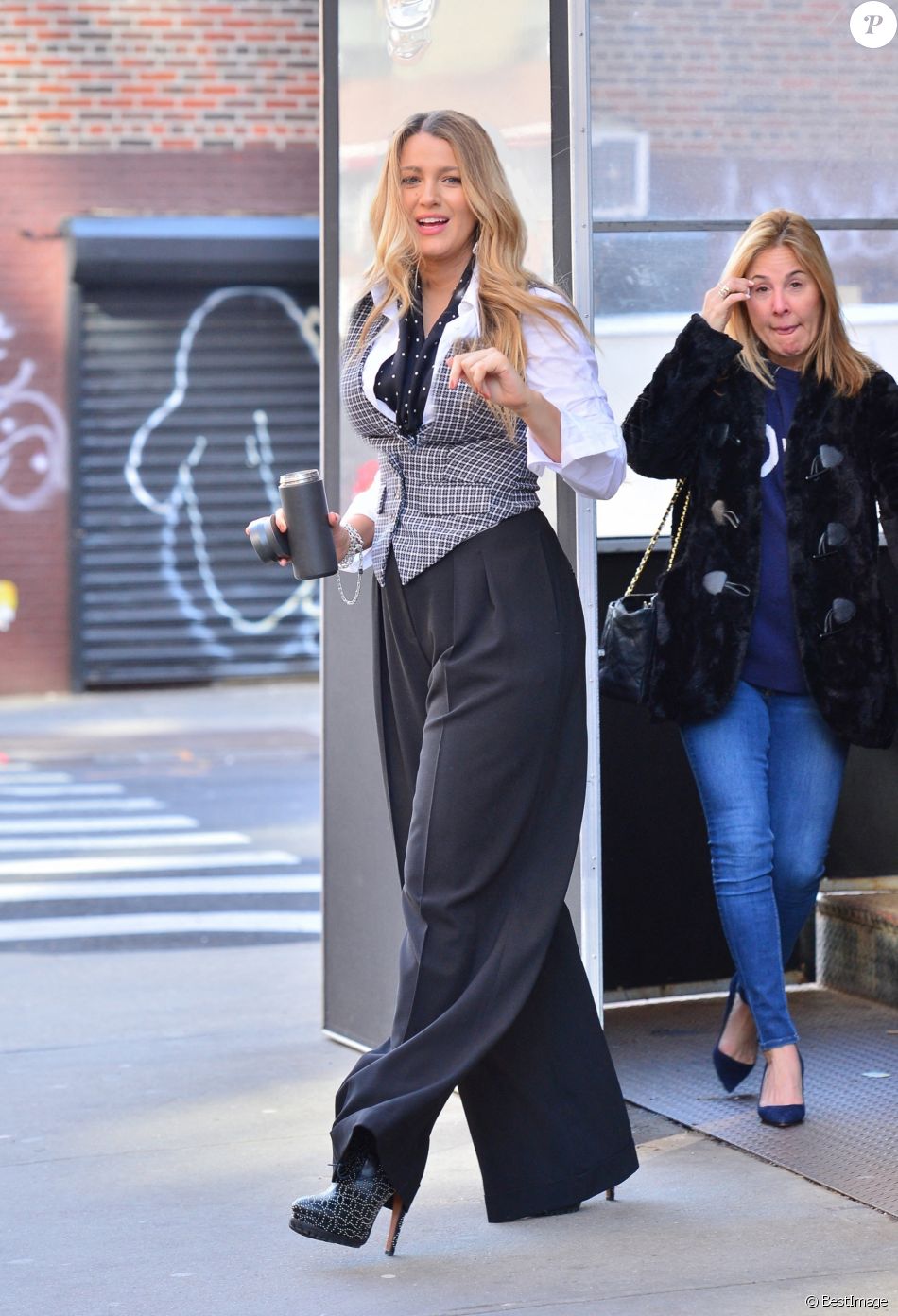 Blake Lively quitte un coffee shop, après avoir assisté à un défilé lors de la New York Fashion Week (4 - 12 février 2020), le 12 février 2020.