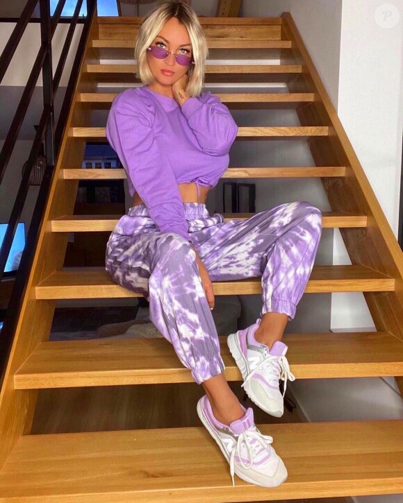 Aurélie Dotremont tout en violet, le 28 septembre 2020, sur Instagram