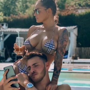 Aurélie Dotremont et son compagnon Dylan complices à la piscine, mai 2020