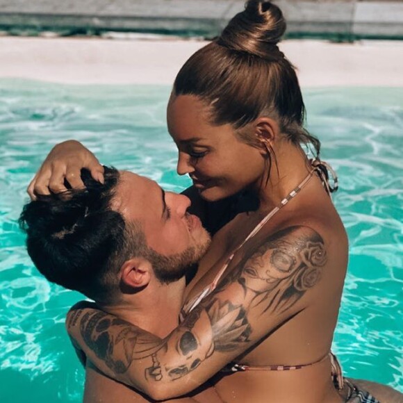 Aurélie Dotremont et son compagnon Dylan complices à la piscine, mai 2020
