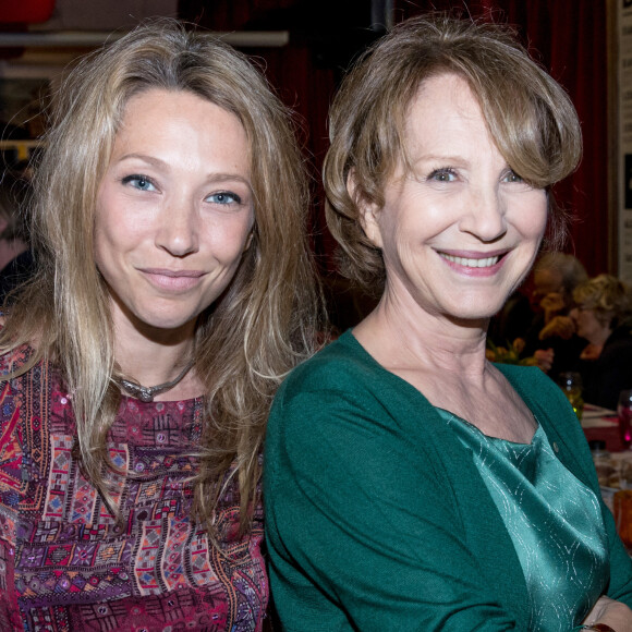 Laura Smet et sa mère Nathalie Baye - Soirée en l'honneur de Nathalie Baye, organisée par Louis Michel Colla, à La Chope des Puces, restaurant mythique de Marcel Campion à Saint-Ouen. © Cyril Moreau / Bestimage