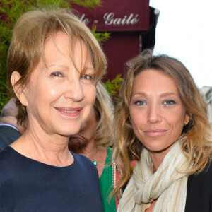 Naissance - Laura Smet est maman d'un petit garçon - Semi-Exclusif - Nathalie Baye et sa fille Laura Smet - Générale de la pièce "Ça coule de source" écrite par L. M. Colla au théâtre de la Gaîté-Montparnasse à Paris, le 30 mai 2017. © Coadic Guirec/Bestimage