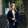 Exclusif - Emilia Clarke ("Game of Thrones") emmène son chien au parc à Londres, sans respecter les mesures barrières, liées à l'épidémie de coronavirus (Covid-19), le 6 juin 2020.