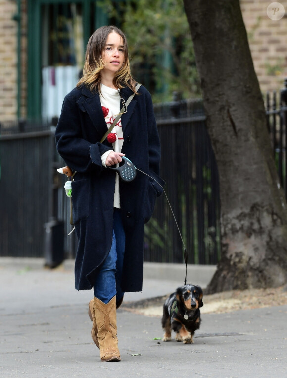 Exclusif - Emilia Clarke ("Game of Thrones") emmène son chien au parc à Londres, sans respecter les mesures barrières, liées à l'épidémie de coronavirus (Covid-19), le 6 juin 2020.