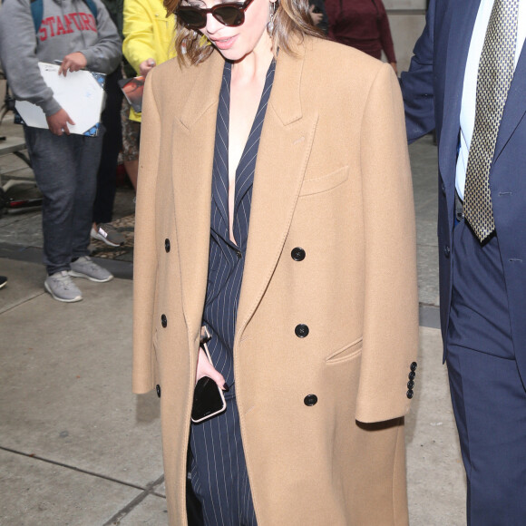 Emilia Clarke porte un manteau en laine extra large beige à New York le 30 octobre 20119. 