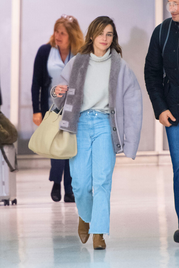 Exclusif - Emilia Clarke de bonne humeur à l'aéroport JFK de New York le 31 octobre 2019.