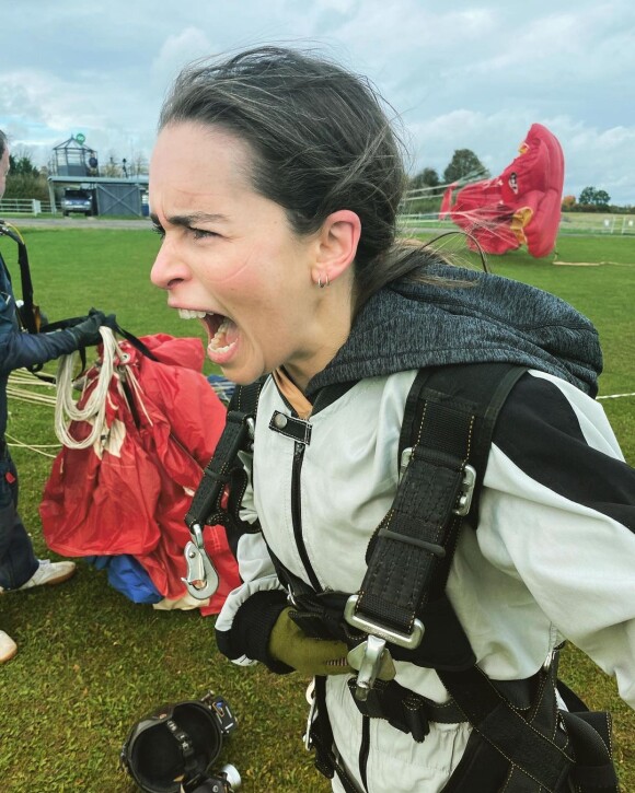 Emilia Clarke s'offre un saut en parachute pour son 34ème anniversaire.