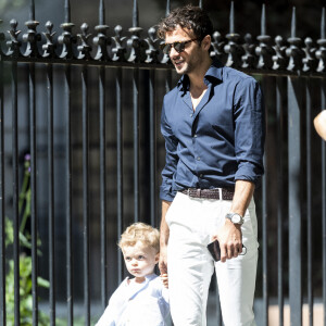 Hugo Philip et son fils Marlon - Caroline Receveur et Hugo Philip arrivent à la Mairie du 16ème arrondissement à Paris pour leur mariage, le 11 juillet 2020.