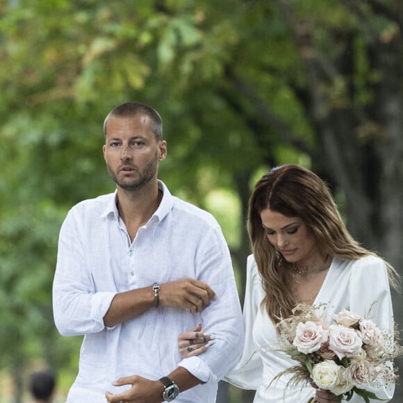 Caroline Receveur et son frère - Caroline Receveur et Hugo Philip arrivent à la Mairie du 16ème arrondissement à Paris pour leur mariage, le 11 juillet 2020.