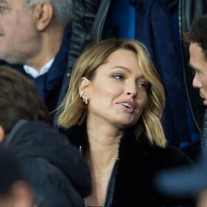 Caroline Receveur et son compagnon Hugo Philip dans les tribunes lors du match de Ligue 1 "PSG - OM (4-0)" au Parc des Princes, le 27 octobre 2019. © Cyril Moreau/Bestimage 